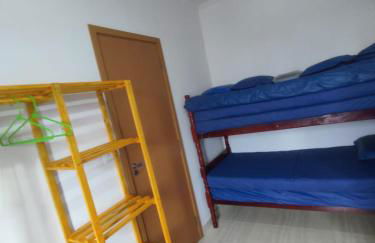 Prédio com piscina na cobertura frente ao mar,apartamento para até 6 pessoas e 3 crianças até 8 anos, churrasqueira na sacada, Wi-Fi grátis, rede de proteção, NÃO oferecemos roupas de cama e banho, 1 vaga de garagem, na Praia Grande-Vila Mirim - Foto 10