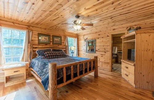 Cozy Creekside Log Cabin w Firepit, Hot Tub, WIFI - Foto 9