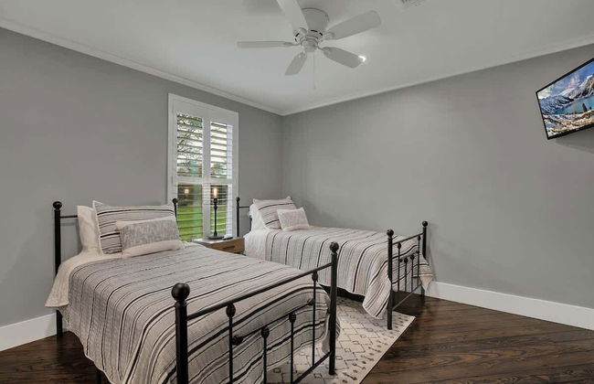 Upscale Home With Pool and Firepit - Close to Mercer St! - Foto 13