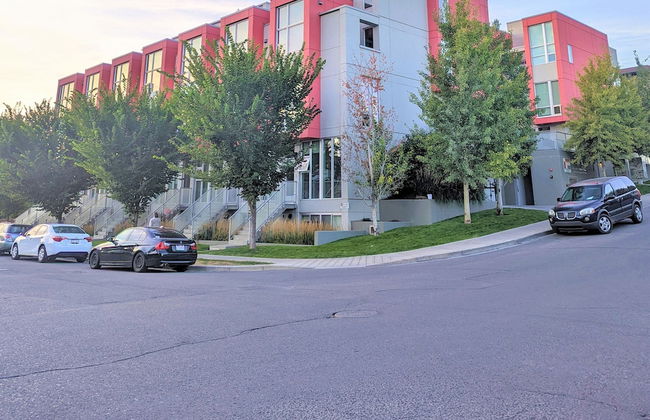 Monki Di Executive Suites - GLAS - Luxury Inner City Home 3 min to Downtown w Private Rooftop Patio Fireplace - Foto 33