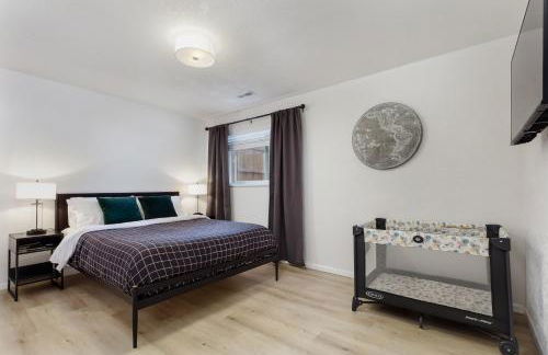 Spacious and Cozy 5 Bed 3 Bath Vacation House W 2 King 3 Queen! Sleep 12! 15Min to Red Rocks - Foto 36