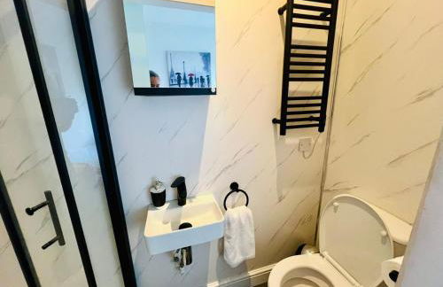 Welcome to Northview House Stylish 4 Bedroom Home in Southend by Jesswood Properties Contractors Corporates Relocation Stays Long Stays Welcome - Foto 13