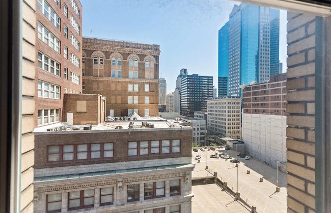 Spacious 2BR Downtown Retreat - Photo 56