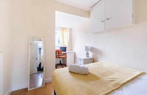 Overbury Lodge, Birmingham with FREE Parking - Photo 20