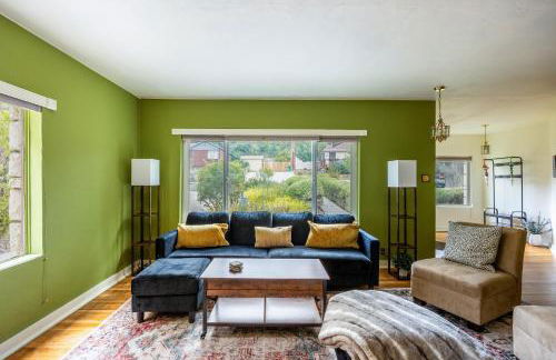 Cozy 2BR Home Near UNR with Large Deck & Parking - Foto 6