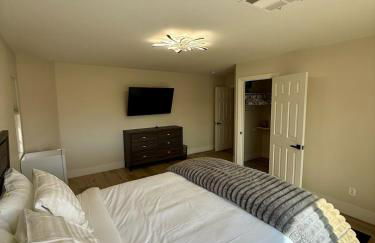 Luxe 5BR Home with Pool BBQNear Strip - Foto 34