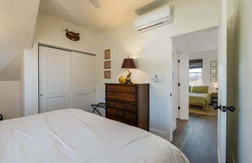 New Riverfront Home with Mtn Views - Foto 9