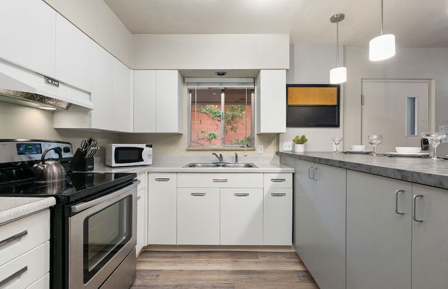 Azure Suite Walkable Old Town Condo w/ Park View - Foto 8