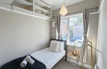 Promo Rate - New Malden 3BDR House with Garden & FREE Parking near Raynes Park, Kingston upon Thames & Wimbledon by NourNest Apartments - Foto 11