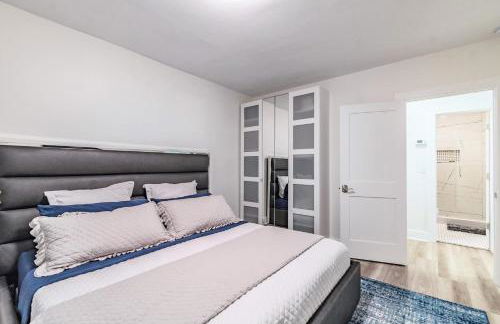 Designer Sun Filled Condo - Walk to Town - Foto 13