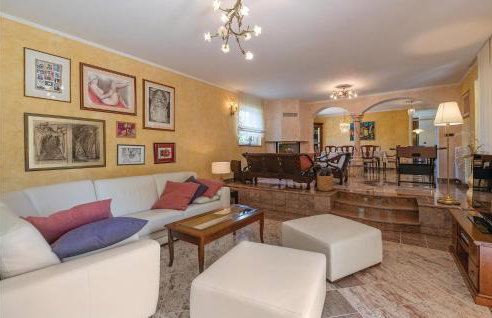 5 Bedroom Beautiful Home In Labin - Photo 34