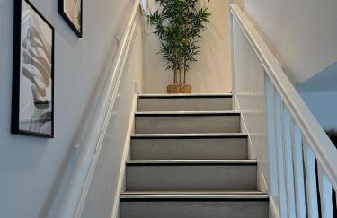 The Place with king beds, Ensuite Bathrooms, Close to Airport and Free Parking - Foto 14