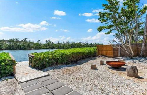 Blue Lagoon Hideaway 3BR Coastal Chic Retreat - Photo 67