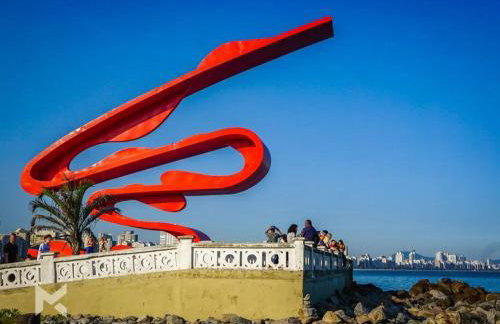 Apartamento em Santos no Gonzaga em frente a praia - Foto 42