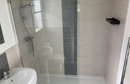 Large 4 bed detached house with parking - Foto 11