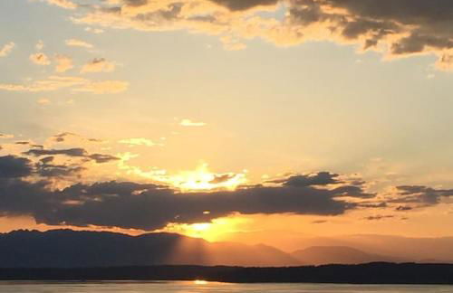 Romantic Spacious Suite with Salish Sea & Mountain Views at Seattle Luxury Estate - Foto 33