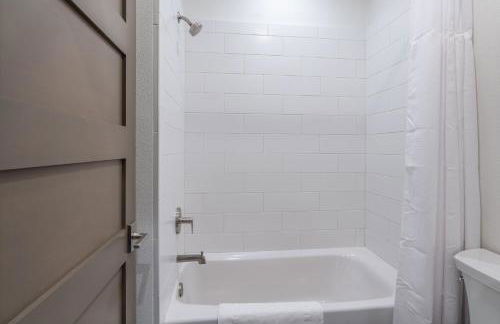 Newly Built Updated 3 Bed 2 and a half bath Creekhouse at Snowcrk Resort 1463 Amazing Mountain Views - Photo 9