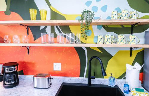 StylishAptWtrGrdnOppLake&Prk&Yrd - Foto 18