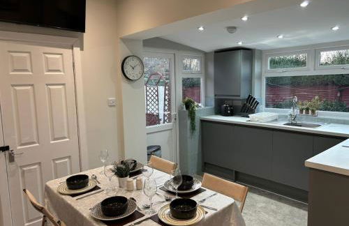 3 Bedroom home, with 4 beds, parking, walk to station & town centre families and business visitors welcome - Foto 17