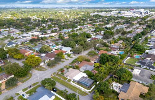 Stunning 4BR Oasis with Pool, 14 minutes to the Ocean - Foto 11