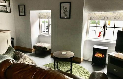 Listed One bedroom thatched cottage with garden - Photo 17