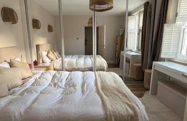 Newly Renovated 1-Bed Apartment with Private Patio - Foto 13