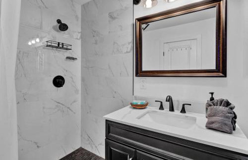 Chalet with Hot Tub, Game, Movie Room, Lake and Pool Access - Foto 29