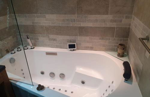 Chalet Ananda avec Sauna, Baignoire Balnéo et Terrasse - Photo 10