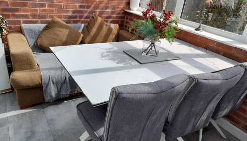 Cosy and Private with 55"TV and Dedicated Toilet Shower Space - Foto 4