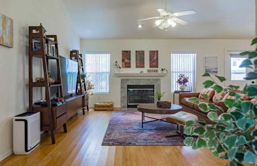 Modern House with Office Cornhole Near Freeways - Foto 5