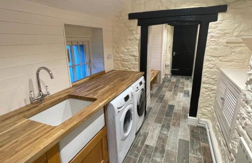 Large Historic Farmhouse in Rhondda Valley Perfect for Groups with Hot Tub - Foto 19