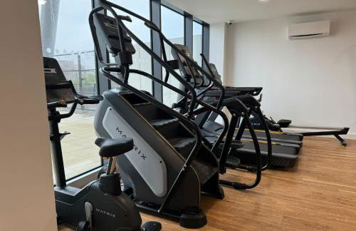 Penthouse height Flat, City View Balcony, Quiet, Free Wifi, Gym & More Minimalistic Home - Foto 39