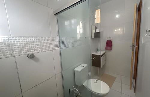 Próx. ao shopping, para 10 pessoas, ar condicionado e garagem APT B - Foto 28