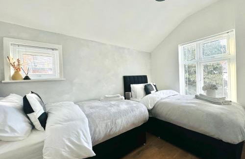 Central 4 Bed Home, FreeParking, 5TVs, Superfast WiFi - Photo 24