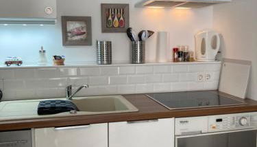 Living at Saarpartments - AdultsOnly - Business & Holiday Homes with Kitchen for Long- and Short Term stay, 3 min to St Johanner Markt and Points of Interest - Foto 2, stove, dishwasher, minibar