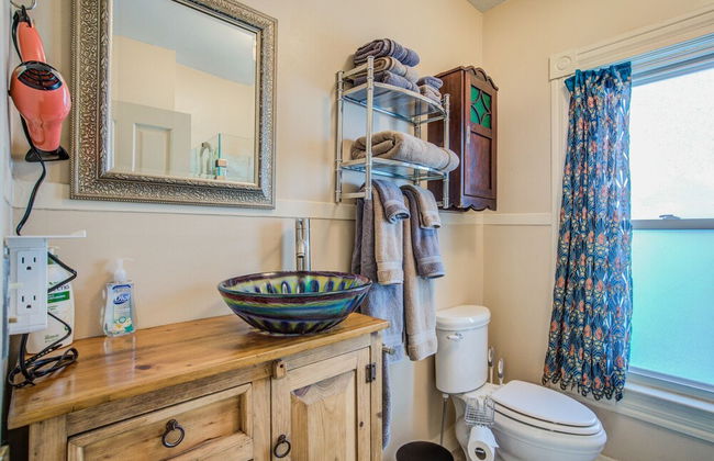 5bddowntown Victorian Charmhot Tub, Firepit - Photo 11