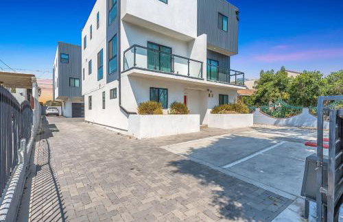 Luxury Townhome with Gated Parking and Private Balcony - Foto 24