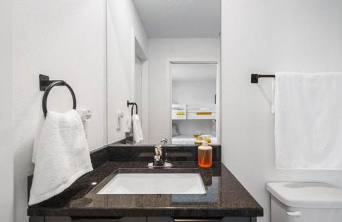 Colorful vibrant Oasis Sleeps 10, 10min to Disney - Photo 32