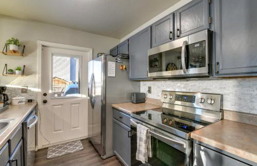 Updated Townhome Near Airport and Shopping! - Foto 10