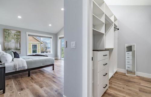 Spacious 3BR Home Sleeps 8 Private Backyard - Foto 25