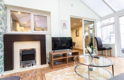 Elegant 5-Bed Home, Families & Friends, Sleeps 6, Parking, Free Wi-Fi - Foto 9