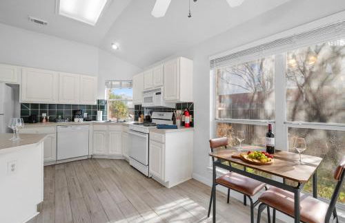 NEW! Stylish Home Arcade & Fireplace Sleeps 10 - Foto 9