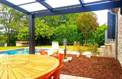 "La Case" - Magnifique ferme rénovée au cœur de la nature - Piscine privée sans vis-à-vis - Vue dégagée - Jardin - Stationnements gratuits devant la propriété - Belles prestations - Foto 32