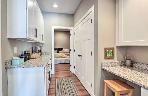 Morrisonville Manor with Fire Pit and Hot Tub! - Foto 29