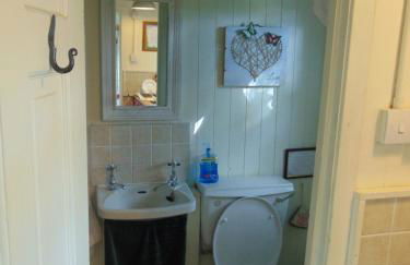 Romany Wagon & Cwtch - Photo 8