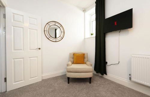 Modern 3 Bed - M4 ACCESS - Wi-Fi - Photo 42