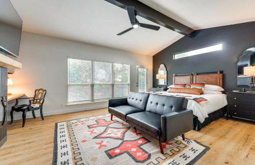 Modern Fischer House with Deck, Fire Pit and Hot Tub! - Foto 16