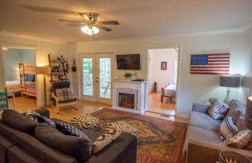 2Bd Riverfront with Expansive Outdoor Space, River Access, Fire Pit - Foto 6