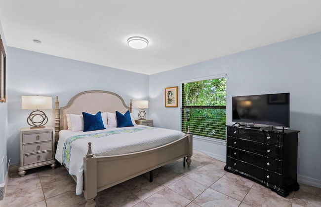 Le Monaco - Romantic 1 BR Condo Steps from 5th Ave S. Chic Coastal Retreat with King Bed and Beach Access. Perfect Location for Couples Near Dining, Shopping, and Naples Beach - Photo 1