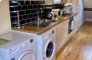 Windows over Stroud - 2BR Penthouse in Historic Building - Foto 9